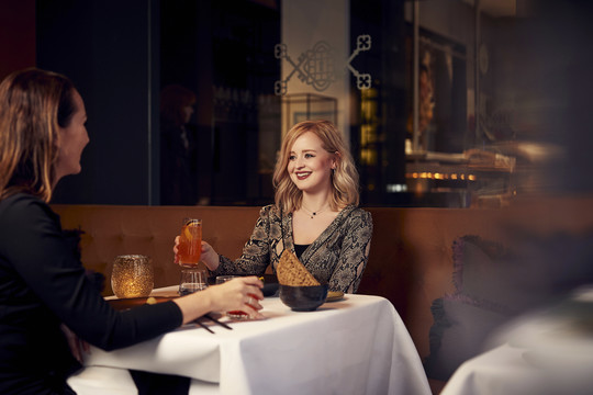 Twee gasten genieten van een diner. 