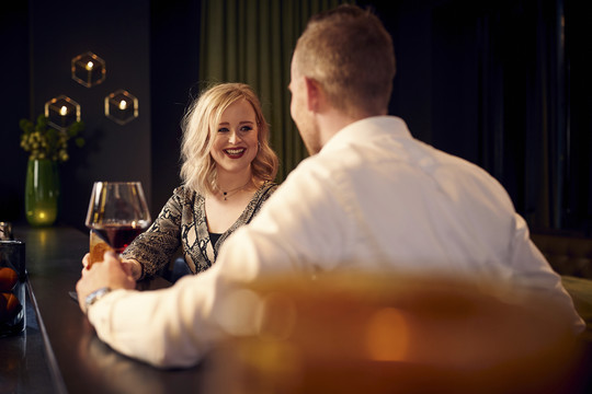Koppel geniet van een drankje